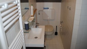House | Bathroom - Cozy Holiday Home in Arezzo With Swimming Pool (Civitella in Val di Chiana)