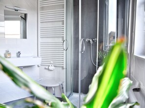 House | Bathroom | Shower - Lagoon View Family Escape (Monkebude)