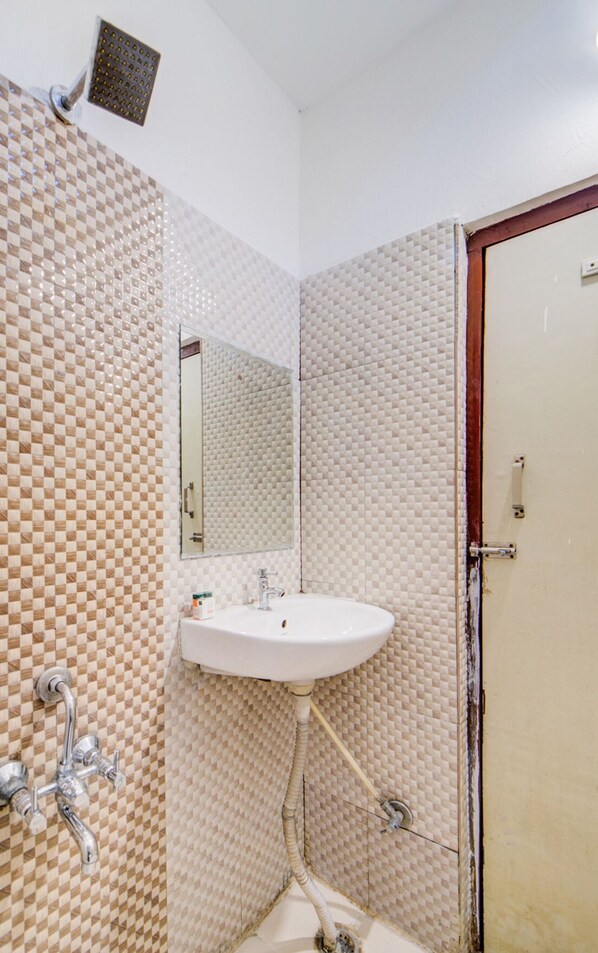 Shower, free toiletries