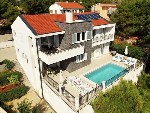 Chic Apartment in Primosten With Pool