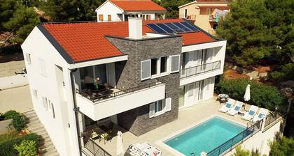 Chic Apartment in Primosten With Pool