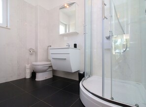 Shower, towels - Chic Apartment in Primosten With Pool (Primosten)