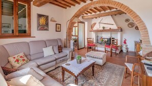 Ein gemütliches Wohnzimmer mit einer Couch, einem Couchtisch und einem Kamin.