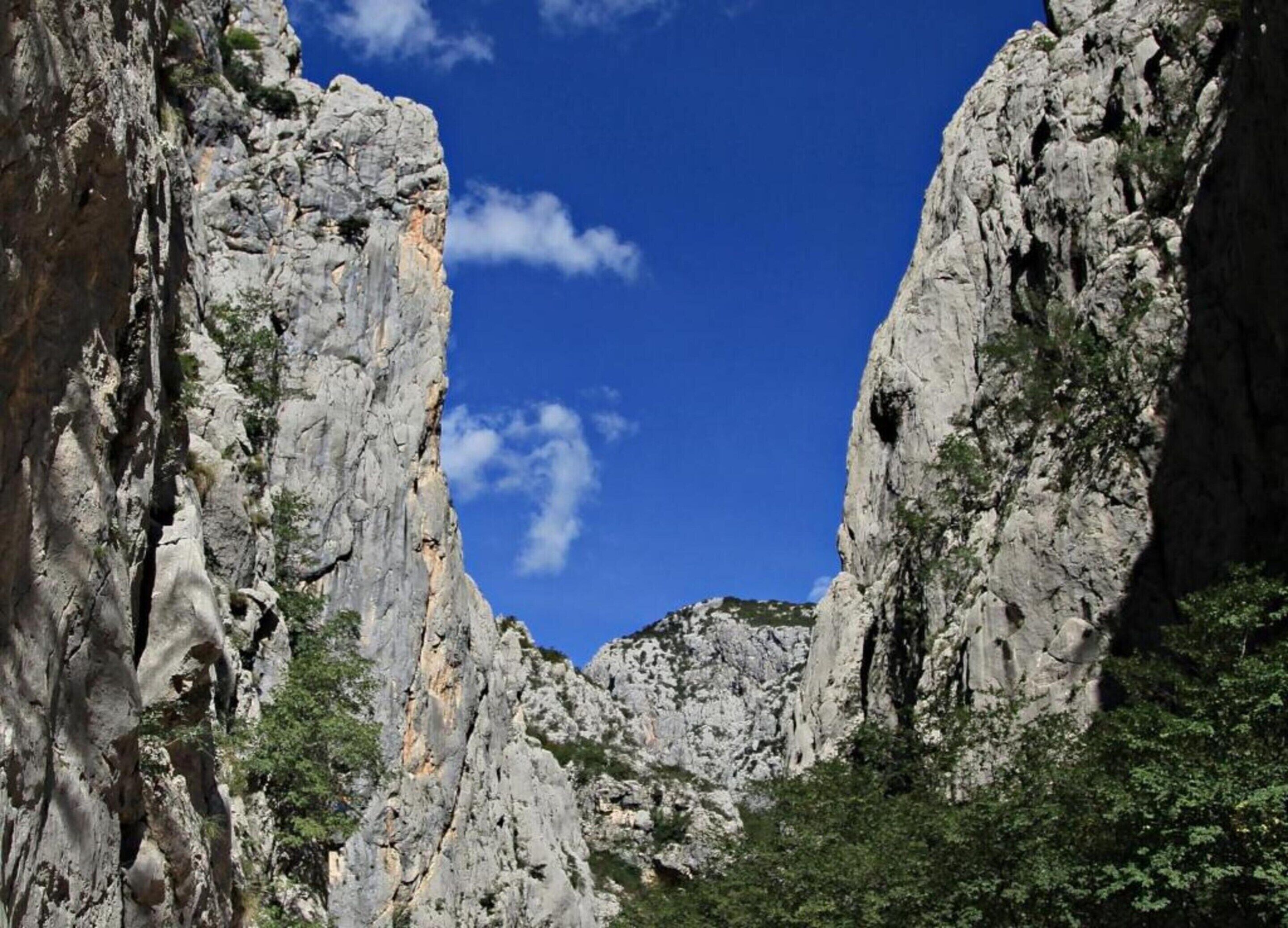 Formação rochosa natural com céu azul límpido.