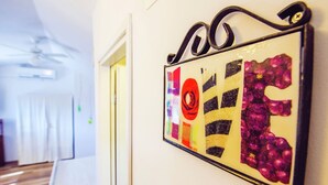 Ein Wandbild mit abstrakten Mustern und einer roten Rose.