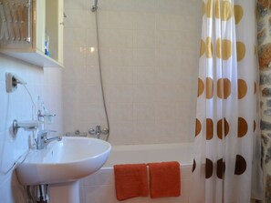 Villa | Badezimmer | Duschwanne