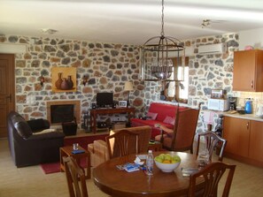 Villa | Wohnzimmer | Kamin, DVD-Player