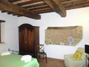 1 chambre, ameublement personnalisé, fer et planche à repasser