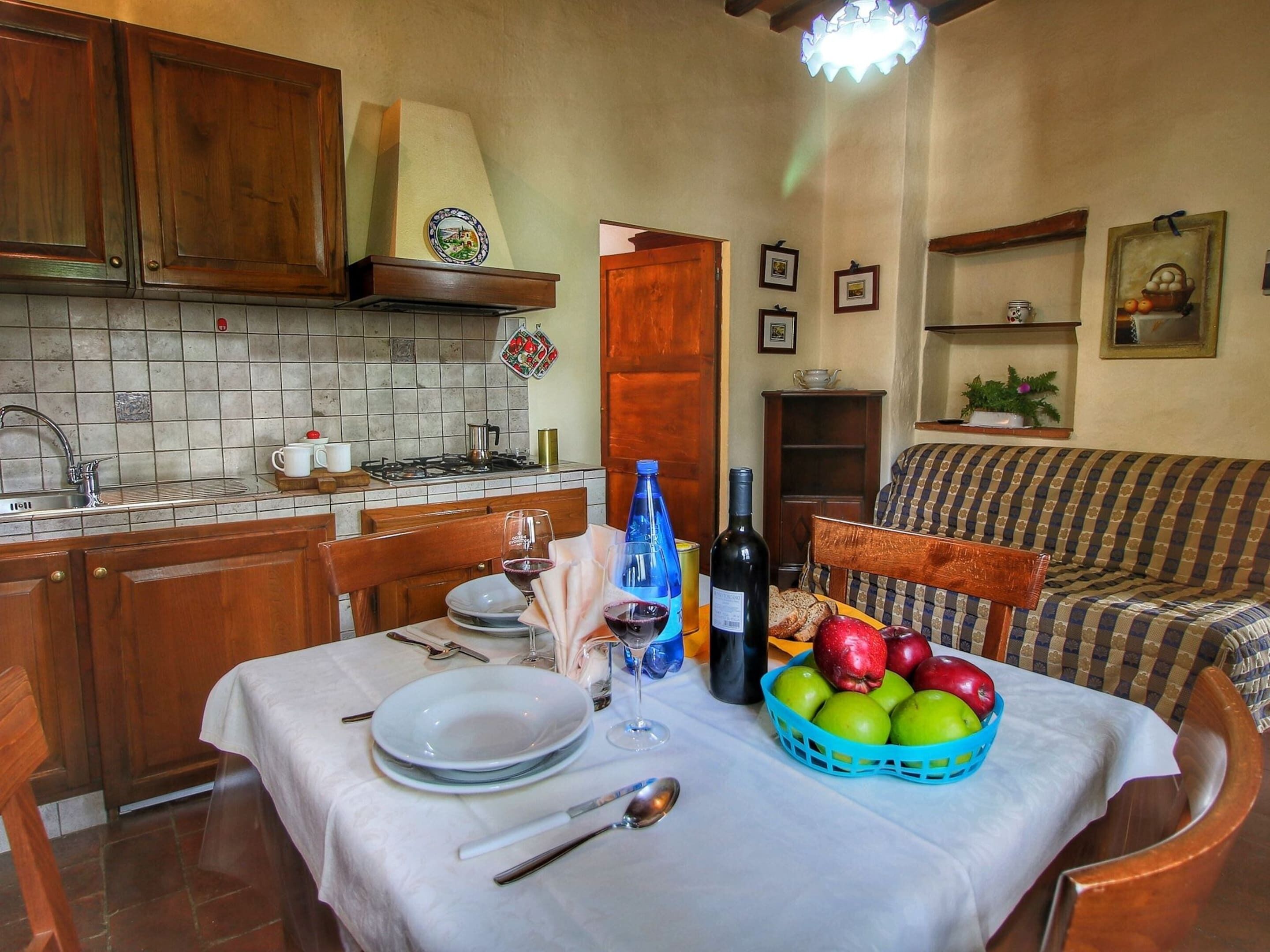 Une cuisine équipée d’une table à manger pour deux personnes, d’une cuisinière et d’un évier.