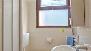 Bathroom - Nice Holiday Home Close to sea Front, in Rosolina Mare, Near Venice (Rosolina)