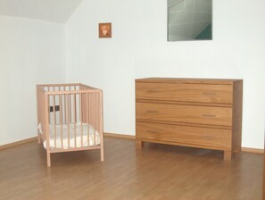 House | 6 bedrooms, individually furnished, bed sheets