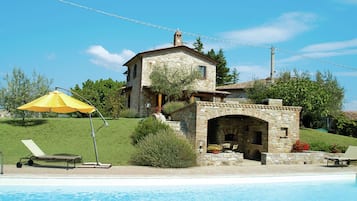 Una piscina techada, una piscina al aire libre