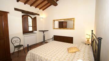 3 habitaciones, muebles diferentes y ropa de cama