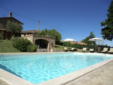 Una piscina techada, una piscina al aire libre