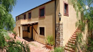 Exterior - Holiday Home in Collesano With Pool (Collesano)