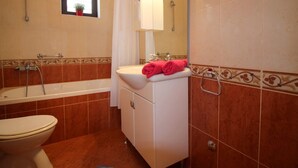 Combined shower/tub, towels