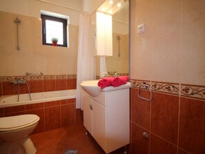 Combined shower/tub, towels