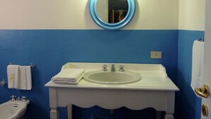 Huis | Badkamer | Een bad, handdoeken