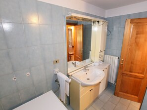 House | Bathroom | Bathtub, towels