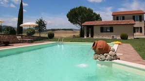 Unclassified image, 3 of 40, button - Farmhouse on a Hill in the Breathtaking Tuscan Countryside (Castiglione d'Orcia)