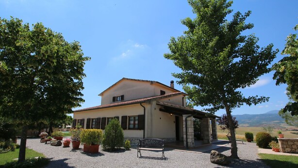 Unclassified image, 1 of 40, button - Farmhouse on a Hill in the Breathtaking Tuscan Countryside (Castiglione d'Orcia)