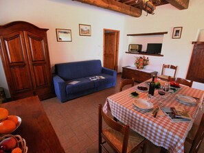 Dining - Farmhouse on a Hill in the Breathtaking Tuscan Countryside (Castiglione d'Orcia)