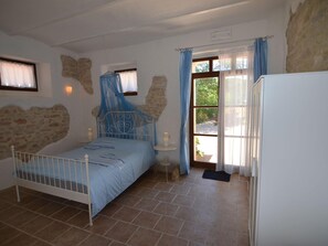 Cottage | 1 bedroom, individually furnished, bed sheets