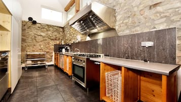 Kursi makan untuk bayi