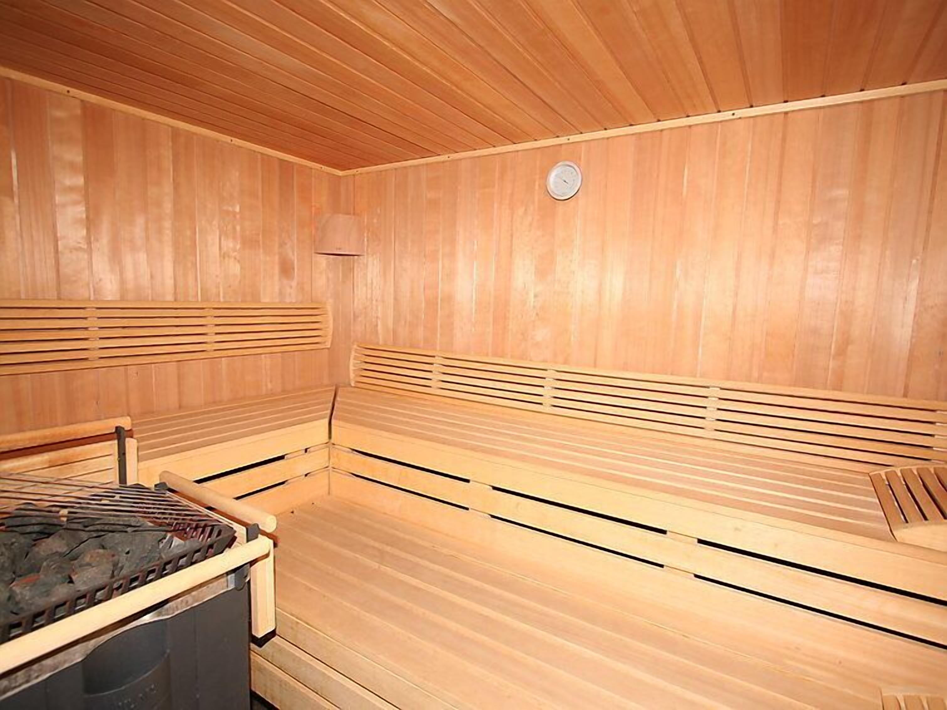 Sauna, jossa on puiset lauteet ja sälekatto.
