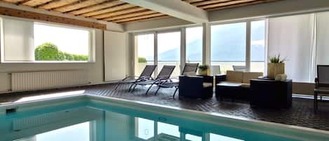 Piscina coperta, una piscina riscaldata