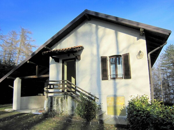 A two-story building with a balcony, a small porch, and a window with shutters. - Farmhouse in Verbania With Mountain Views (Verbania)