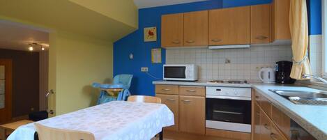 Cottage | Private kitchen | Dishwasher, coffee/tea maker