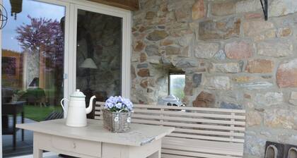 Beautiful Stone Cottage With Panoramic Views Over the Hills of the Ardens