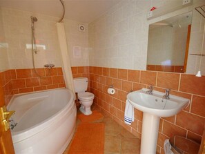 Ferienhaus | Badezimmer | Duschwanne, Handtücher