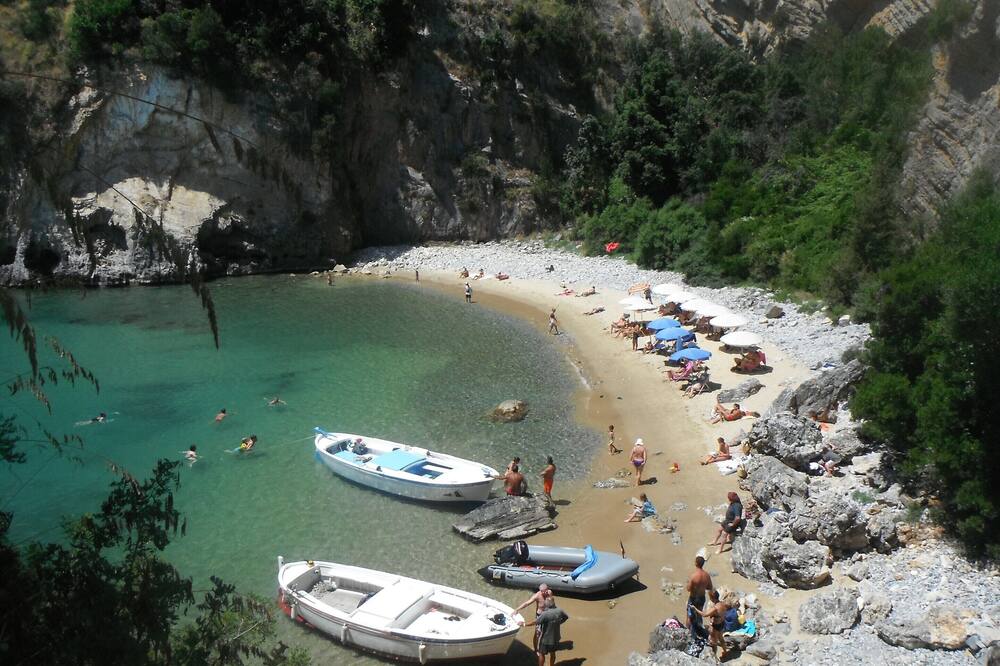 Romantic Escape w/ Terrace - Faracchio
