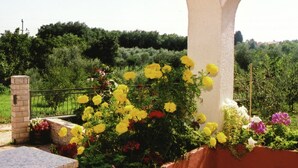 Bungalow | Balcony - Spacious Bungalow near Sea in Medulin (Medulin)