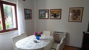 Bungalow | Living room - Spacious Bungalow near Sea in Medulin (Medulin)