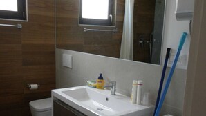 Bungalow | Bathroom - Spacious Bungalow near Sea in Medulin (Medulin)