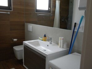 Bungalow | Bathroom | Shower, towels