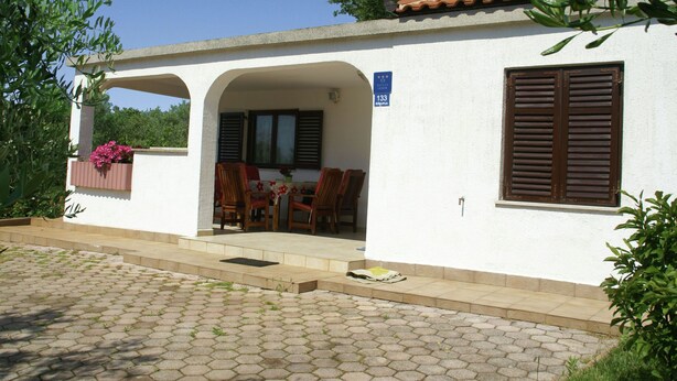Bungalow | Exterior - Spacious Bungalow near Sea in Medulin (Medulin)