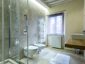 Villa | Bathroom | Shampoo