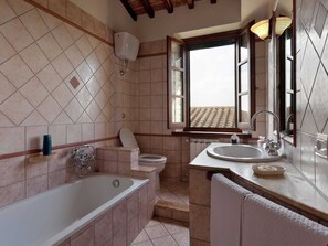 Bathroom - Apartment Near Cortona With Pool and Roman Charm (Foiano della Chiana)