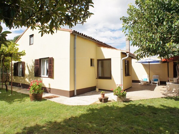 Villa | Exterior - Nice House with Large Garden near Pula & Beach (Fazana)