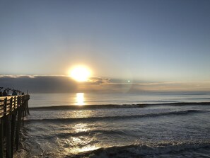 Nær stranden, solsenger og strandhåndklær