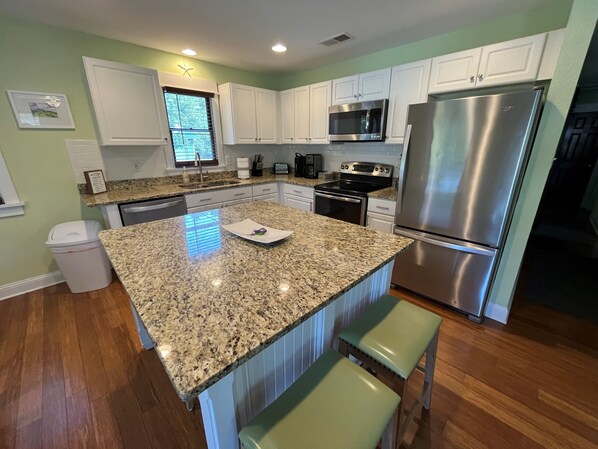 Kjøleskap, mikrobølgeovn, ovn og kokeplater