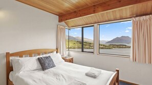 5 bedrooms, iron/ironing board, WiFi, bed sheets - Golden Heights - family friendly with spa pool (Queenstown)