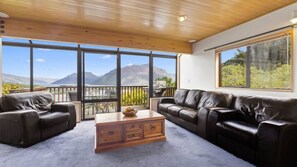 Smart TV, fireplace - Golden Heights - family friendly with spa pool (Queenstown)