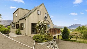 Exterior - Golden Heights - family friendly with spa pool (Queenstown)