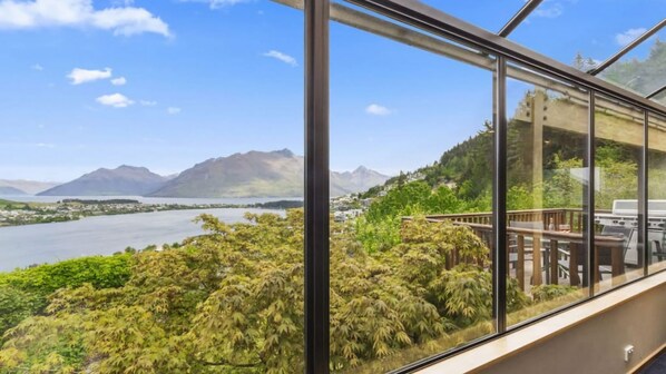 Property grounds - Golden Heights - family friendly with spa pool (Queenstown)