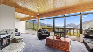 Smart TV, fireplace - Golden Heights - family friendly with spa pool (Queenstown)